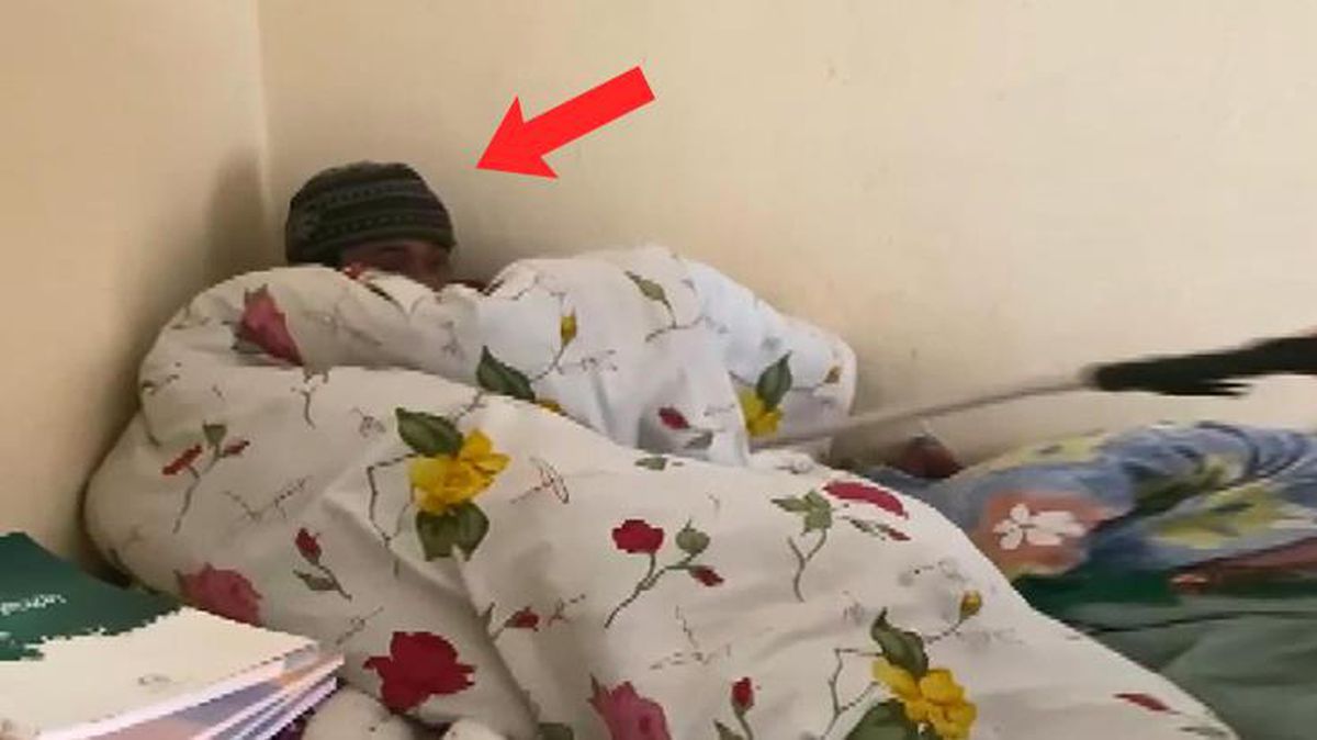 Eve giren hırsız battaniyenin altında yakalandı