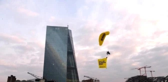 Greenpeace aktivistleri, Avrupa Merkez Bankası'nın çatısına paraşütle indi