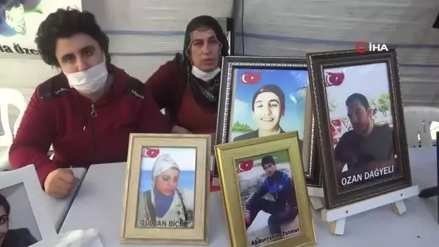 HDP önündeki ailelerden PKK'lı Demirtaş'a tepki HDP önündeki ailelerden PKK'lı Demirtaş'a tepki