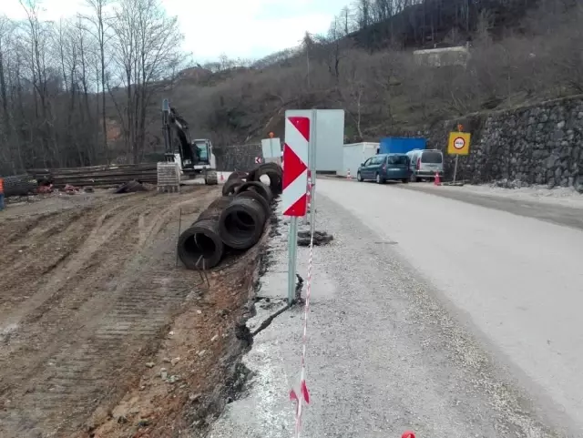 Heyelanlı yolda çalışma başlatıldı Heyelanlı yolda çalışma başlatıldı