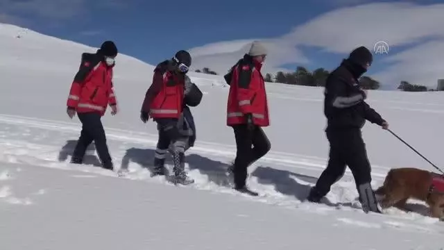 Jandarmanın çetin kışta arama ve kurtarmadaki keskin burnu: 'Şov' Jandarmanın çetin kışta arama ve kurtarmadaki keskin burnu: 'Şov'