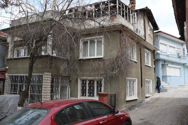 Kamera kayıtlarını izleyen vatandaş, merdivenlerine insanların tuvaletini yaptığını görünce şoka girdi