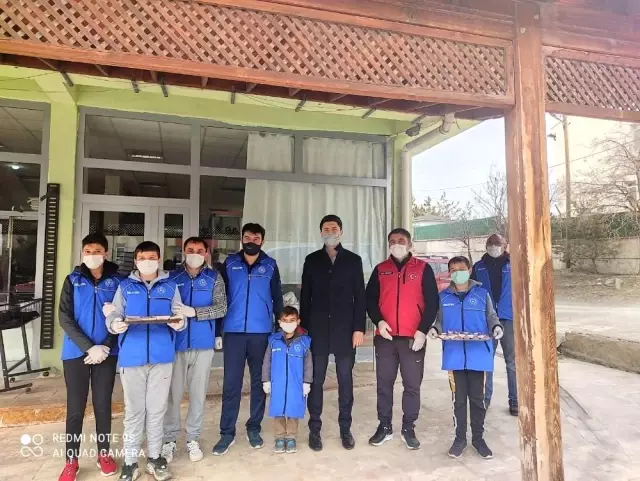 Kandilde vatandaşlara lokum ikram edildi Kandilde vatandaşlara lokum ikram edildi