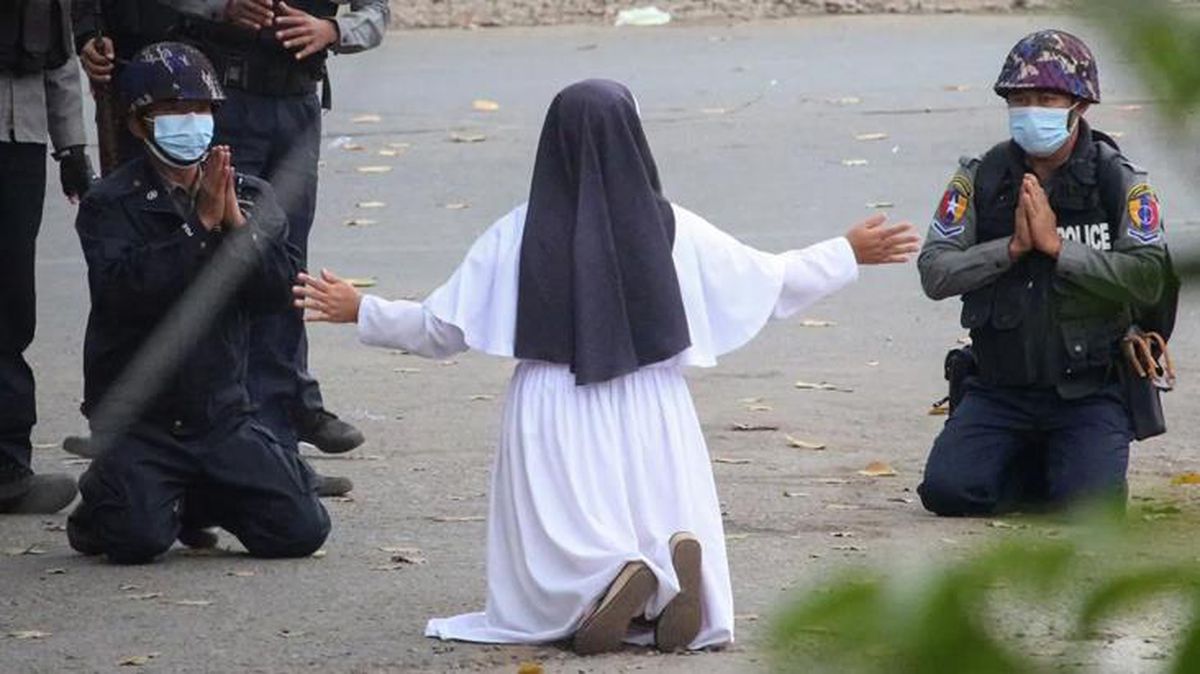 Myanmar'da polislerin önünde diz çöken rahibe, 'Çocukları vurmayın, beni vurun' diye yalvardı