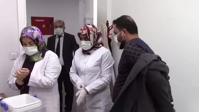 Öğretmenlere CoronaVac aşısının ilk dozu yapılmaya başlandı Öğretmenlere CoronaVac aşısının ilk dozu yapılmaya başlandı