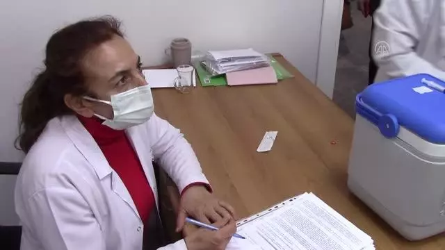 Öğretmenlere CoronaVac aşısının ilk dozu yapılmaya başlandı Öğretmenlere CoronaVac aşısının ilk dozu yapılmaya başlandı