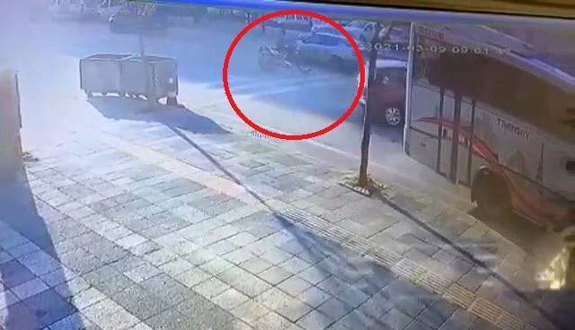 Otomobile çarpmamak için ani manevra yapan motosiklet sürücüsü yaşamını yitirdi