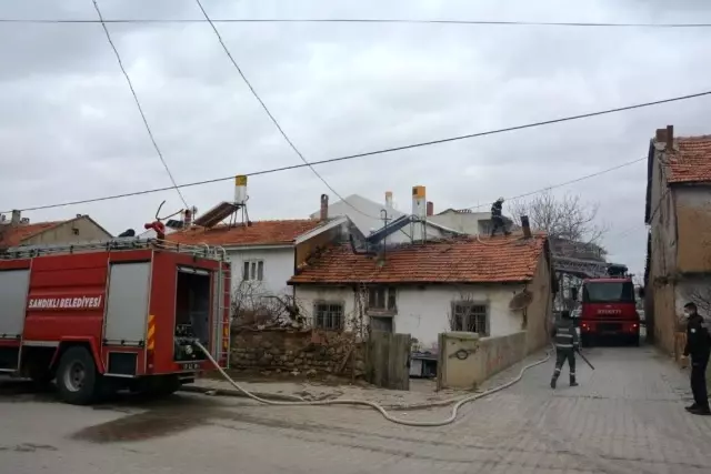 Son dakika haber | AFYONKARAHİSAR - Sandıklı'da ahşap evde çıkan yangın söndürüldü Son dakika haber | AFYONKARAHİSAR - Sandıklı'da ahşap evde çıkan yangın söndürüldü