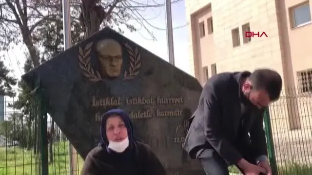 ŞANLIURFA Şuruç'ta 4 kişinin öldüğü seçim kavgasında tutuklanan oğlu için oturma eylemi başlattı ŞANLIURFA Şuruç'ta 4 kişinin öldüğü seçim kavgasında tutuklanan oğlu için oturma eylemi başlattı