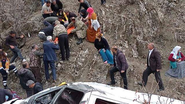 Son Dakika! Öğrencileri taşıyan servis uçurumdan yuvarlandı: 2 ölü 27 yaralı