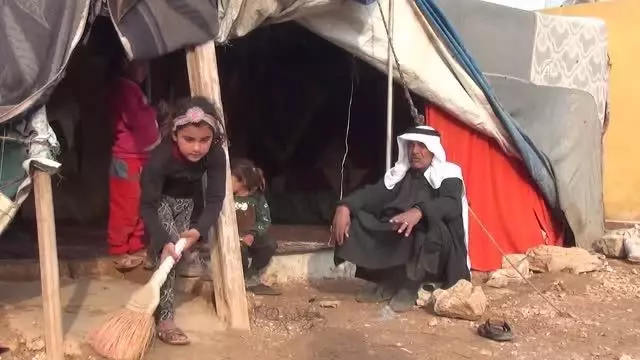 Suriye'deki savaşta anne ve babasını kaybeden 12 yaşındaki Zeynep, kardeşleriyle yaşam mücadelesi veriyor Suriye'deki savaşta anne ve babasını kaybeden 12 yaşındaki Zeynep, kardeşleriyle yaşam mücadelesi veriyor