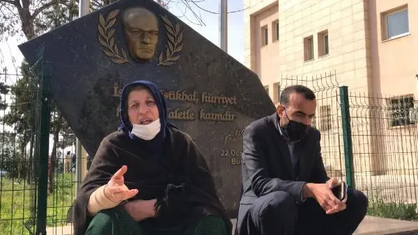 ŞANLIURFA Şuruç'ta 4 kişinin öldüğü seçim kavgasında tutuklanan oğlu için oturma eylemi başlattı ŞANLIURFA Şuruç'ta 4 kişinin öldüğü seçim kavgasında tutuklanan oğlu için oturma eylemi başlattı