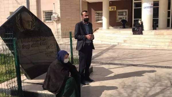 ŞANLIURFA Şuruç'ta 4 kişinin öldüğü seçim kavgasında tutuklanan oğlu için oturma eylemi başlattı ŞANLIURFA Şuruç'ta 4 kişinin öldüğü seçim kavgasında tutuklanan oğlu için oturma eylemi başlattı