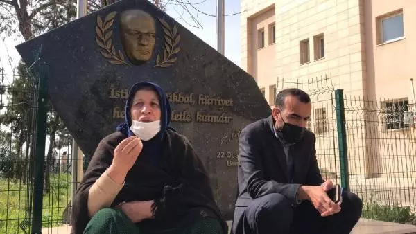 ŞANLIURFA Şuruç'ta 4 kişinin öldüğü seçim kavgasında tutuklanan oğlu için oturma eylemi başlattı ŞANLIURFA Şuruç'ta 4 kişinin öldüğü seçim kavgasında tutuklanan oğlu için oturma eylemi başlattı