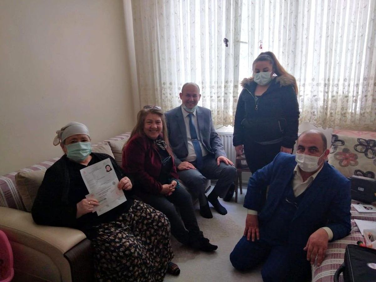 Tepebaşı İlçe Nüfus Müdürlüğü, 65 yaş üstü vatandaşların evine giderek hizmet verdi