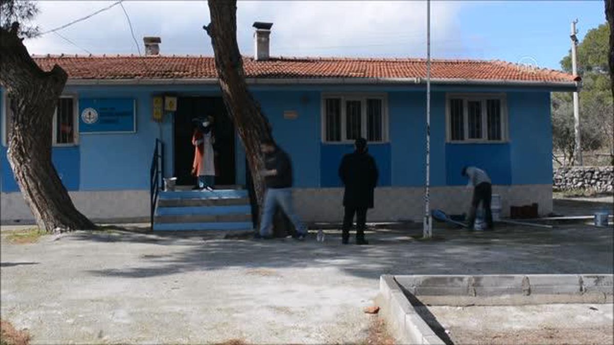 TÜGVA üyesi gönüllüler Soma'da okulları boyuyor