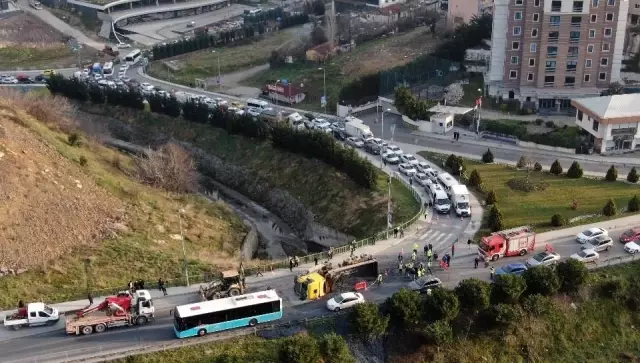 Harç yüklü kamyon devrildi, sürücü yaralandı