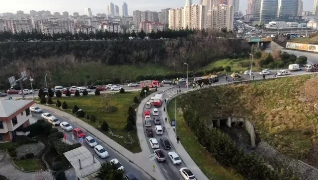 Harç yüklü kamyon devrildi, sürücü yaralandı