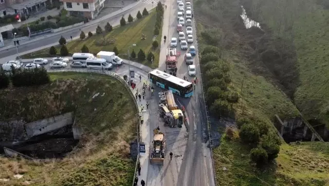 Harç yüklü kamyon devrildi, sürücü yaralandı