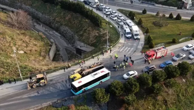 Harç yüklü kamyon devrildi, sürücü yaralandı