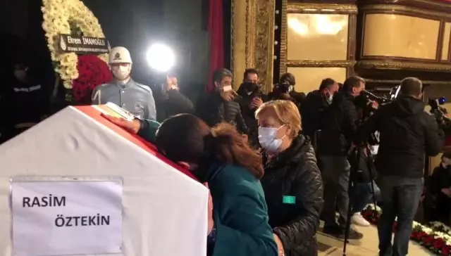 Usta oyuncu Rasim Öztekin için Ses Sineması'nda tören düzenlendi Usta oyuncu Rasim Öztekin için Ses Sineması'nda tören düzenlendi