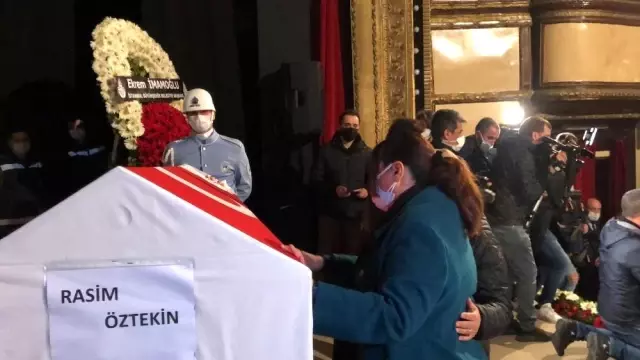 Usta oyuncu Rasim Öztekin için Ses Sineması'nda tören düzenlendi Usta oyuncu Rasim Öztekin için Ses Sineması'nda tören düzenlendi