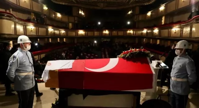 Usta oyuncu Rasim Öztekin için Ses Sineması'nda tören düzenlendi Usta oyuncu Rasim Öztekin için Ses Sineması'nda tören düzenlendi