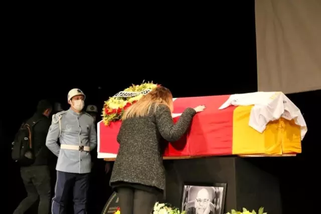 Usta oyuncu Rasim Öztekin için Ses Sineması'nda tören düzenlendi Usta oyuncu Rasim Öztekin için Ses Sineması'nda tören düzenlendi