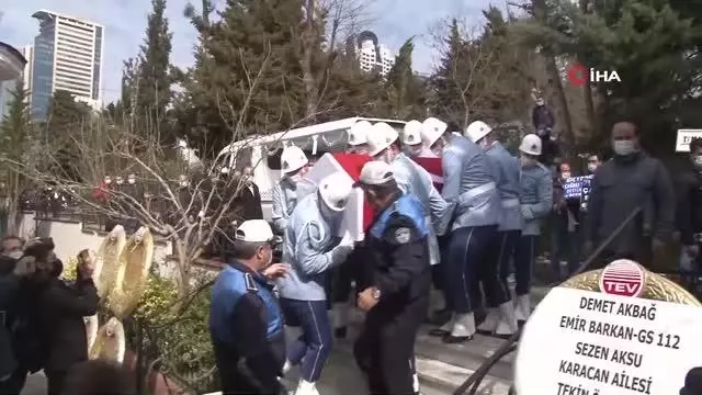 Usta oyuncu Rasim Öztekin son yolculuğuna uğurlanıyor Usta oyuncu Rasim Öztekin son yolculuğuna uğurlanıyor