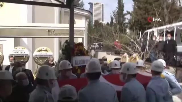 Usta oyuncu Rasim Öztekin son yolculuğuna uğurlanıyor Usta oyuncu Rasim Öztekin son yolculuğuna uğurlanıyor