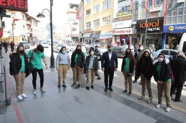 Vali Aydoğdu, müzik zevkini sorduğu kız öğrencilerden 'Müslüm Gürses' cevabını alınca şaşırdı Vali Aydoğdu, müzik zevkini sorduğu kız öğrencilerden 'Müslüm Gürses' cevabını alınca şaşırdı
