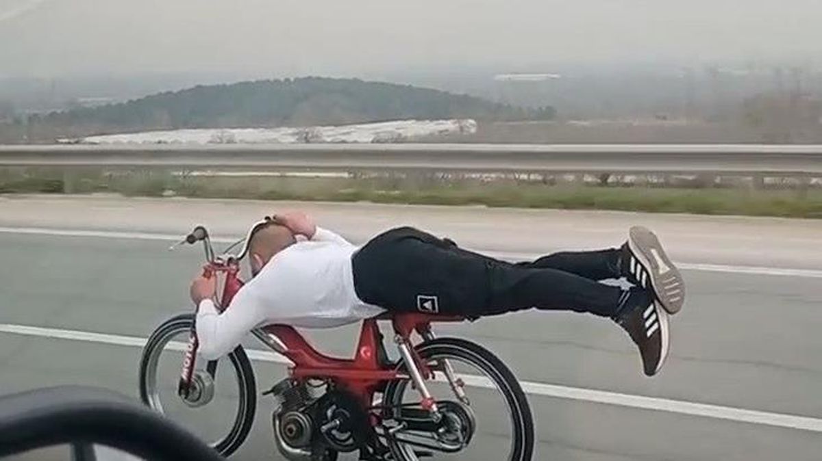 130 kilometre hızla giden motosiklet sürücüsü ölüme meydan okudu! O anlar kamerada