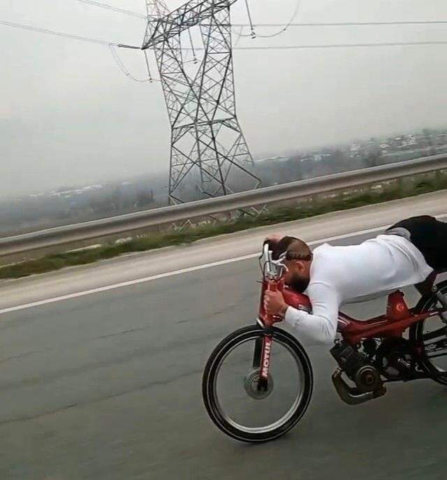 130 kilometre hızla giden motosiklet sürücüsü ölüme meydan okudu! O anlar kamerada