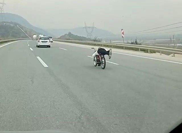 130 kilometre hızla giden motosiklet sürücüsü ölüme meydan okudu! O anlar kamerada