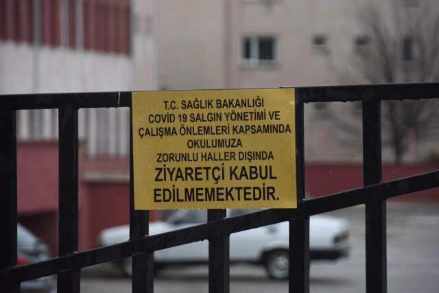 3 sınavda gözetmenlik yapan öğretmen koronaya yakalandı! 34 öğrenci karantinada