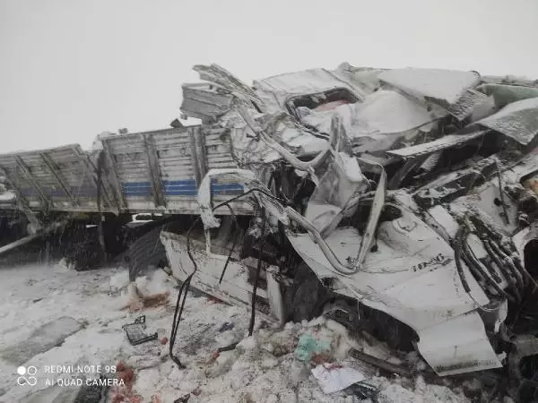 Ağrı'da TIR şarampole devrildi: 2 ölü Ağrı'da TIR şarampole devrildi: 2 ölü