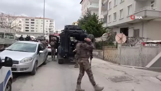 Ailesinden 3 kişiyi rehin aldı aileyi PÖH kurtardı Ailesinden 3 kişiyi rehin aldı aileyi PÖH kurtardı
