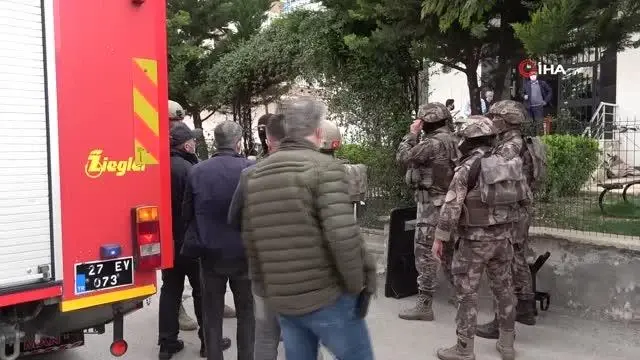 Ailesinden 3 kişiyi rehin aldı aileyi PÖH kurtardı Ailesinden 3 kişiyi rehin aldı aileyi PÖH kurtardı