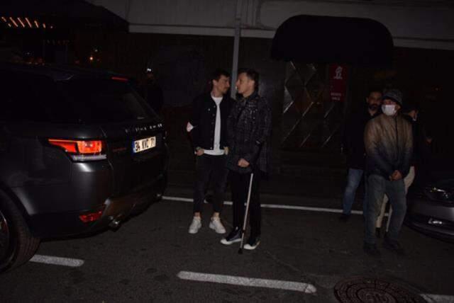 Antalyaspor maçında sakatlanan Mesut Özil koltuk değnekleriyle görüntülendi Antalyaspor maçında sakatlanan Mesut Özil koltuk değnekleriyle görüntülendi