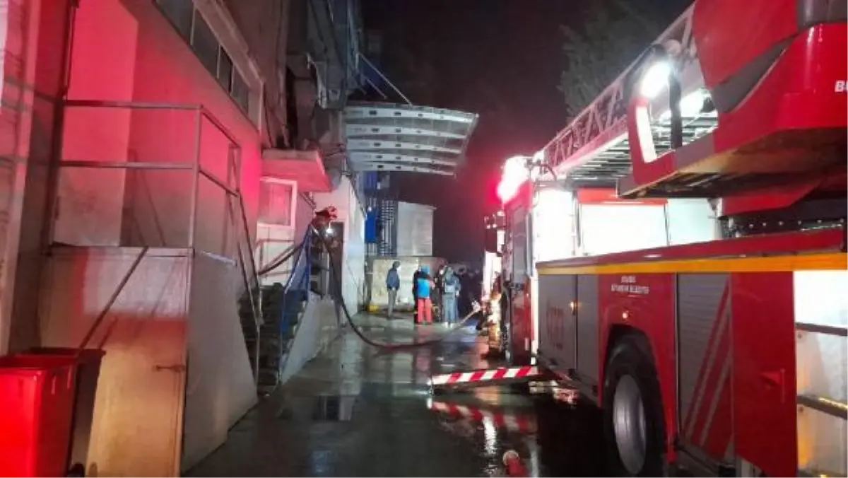 Son dakika... Arnavutköy'de kozmetik fabrikasının laboratuvar bölümünde yangın