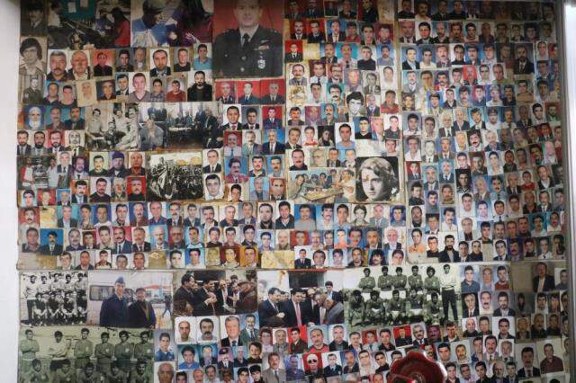 Ayakkabı boyacısı yaşlı adam yılladır ölen ve yaşayan insanların fotoğraflarını biriktiriyor