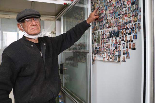 Ayakkabı boyacısı yaşlı adam yılladır ölen ve yaşayan insanların fotoğraflarını biriktiriyor