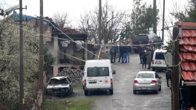 Babasını öldüren 17 yaşındaki katil zanlısına olay yerinde tatbikat yaptırıldı