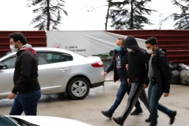 Babasını öldüren 17 yaşındaki katil zanlısına olay yerinde tatbikat yaptırıldı