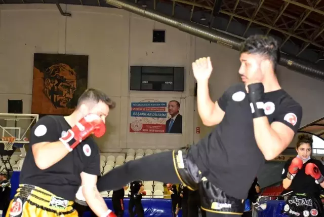Başkan Çelik muaythai antrenörlerine başarılar diledi