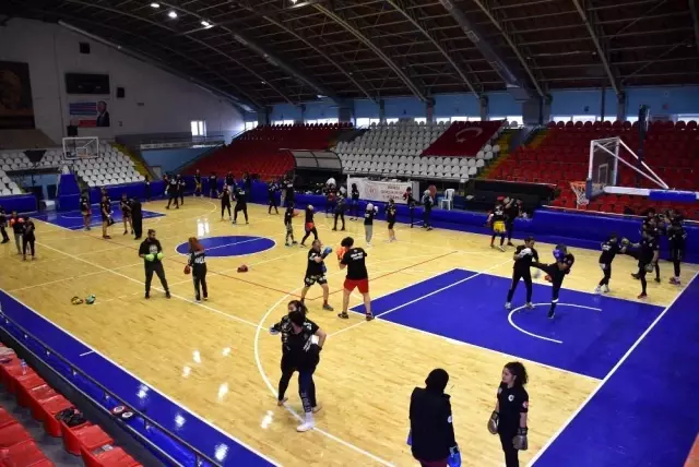 Başkan Çelik muaythai antrenörlerine başarılar diledi