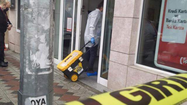 Biber gazlı banka soygunu! Güvenlik görevlisini bıçaklayıp paraları aldı