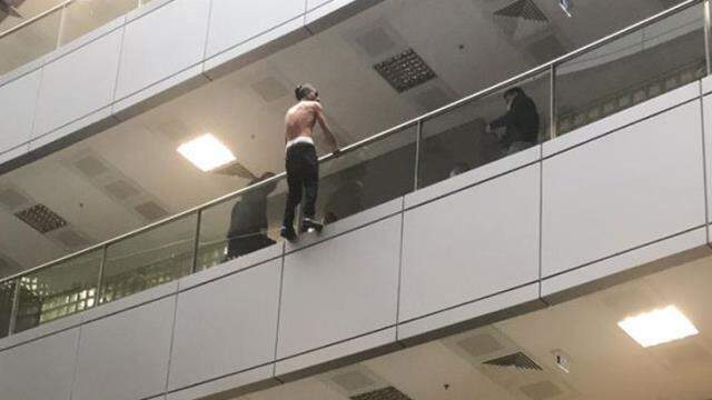 Çağlayan Adliyesi'nde intihar girişimi! Yarı çıplak halde korkuluklara çıktı