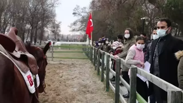 Çubuk'ta İstiklal Marşı'nın 10 kıtasını ezberleyen 100 öğrenciye 'at biniciliği' eğitimi verildi Çubuk'ta İstiklal Marşı'nın 10 kıtasını ezberleyen 100 öğrenciye 'at biniciliği' eğitimi verildi