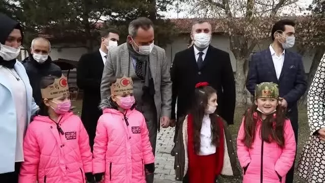 Çubuk'ta İstiklal Marşı'nın 10 kıtasını ezberleyen 100 öğrenciye 'at biniciliği' eğitimi verildi Çubuk'ta İstiklal Marşı'nın 10 kıtasını ezberleyen 100 öğrenciye 'at biniciliği' eğitimi verildi